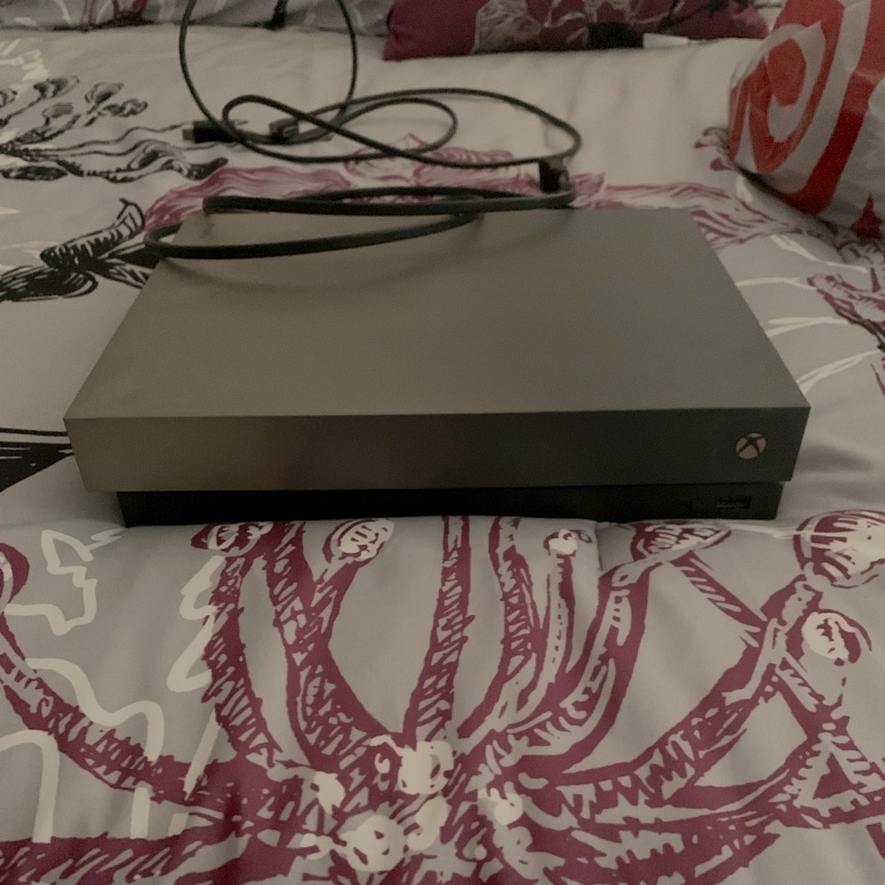 Xbox one X 1TB Metallic (no controller)